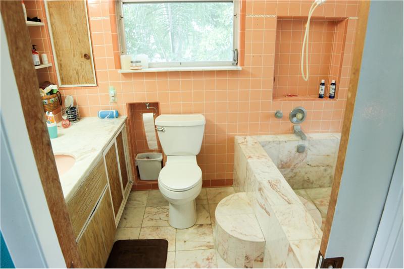 Master bathroom (bedroom 1)