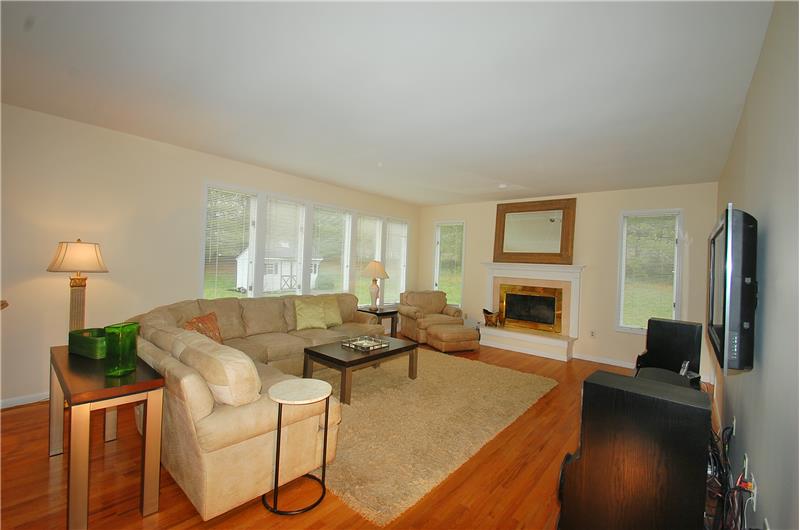 GREAT ROOM WITH WOODBURNING FP