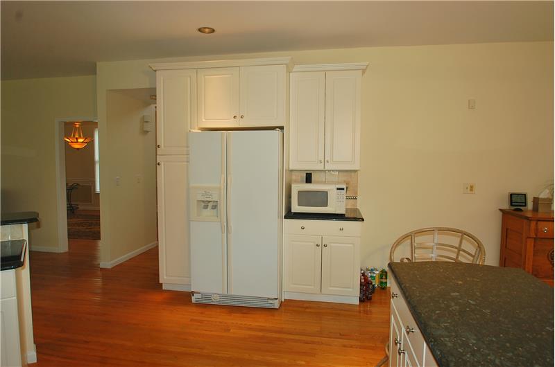LOTS OF CABINETS-PANTRY