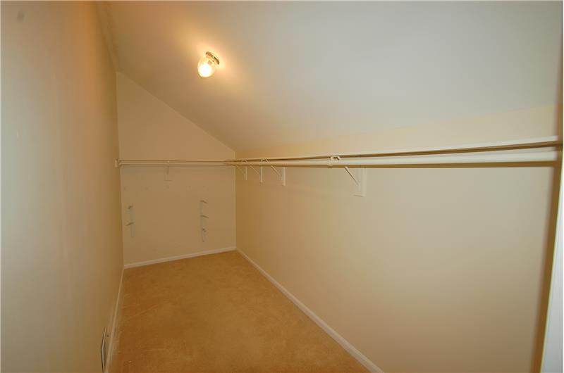 BONUS WALK IN CLOSET