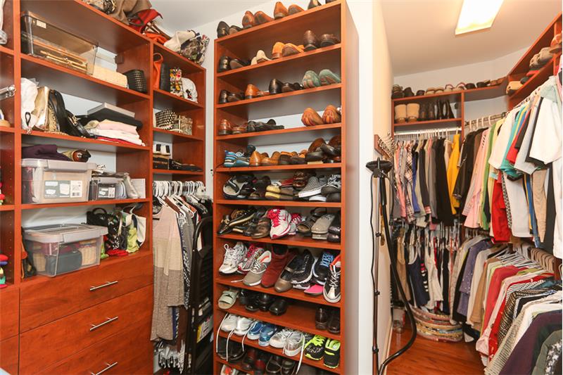 Look at the beautiful California closet!