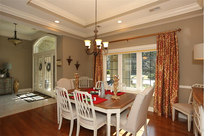 Dining room area can accommodate large furniture