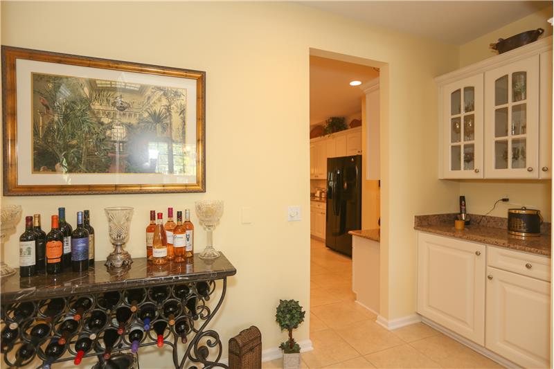 Butler's pantry or Bar Next to DR