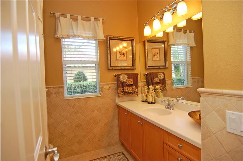 5003 Waydale Ln Tampa, FL 33647_Hall Bathroom