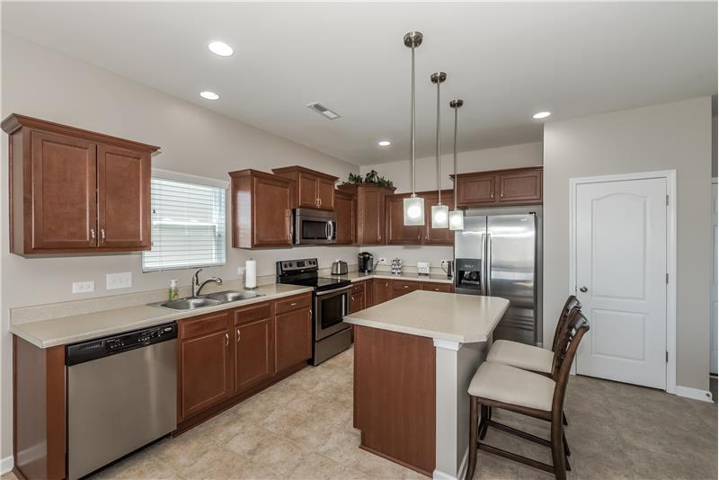 Spacious kitchen with island + pantry, recessed lighting