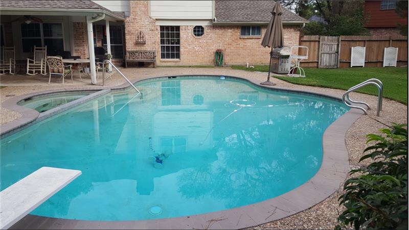 Large backyard w / pool and spa