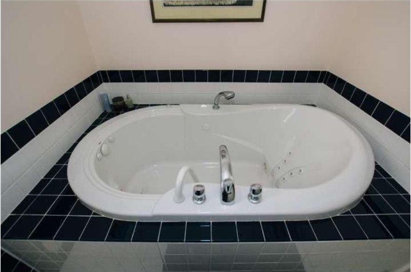 39 Airdale Road, Rosemont, PA 19010 Jacuzzi Tub