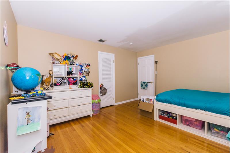 513 Watch Hill Road Bedroom
