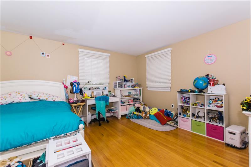 513 Watch Hill Road Bedroom