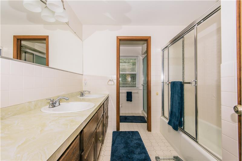 581 Lindsey Drive Bathroom
