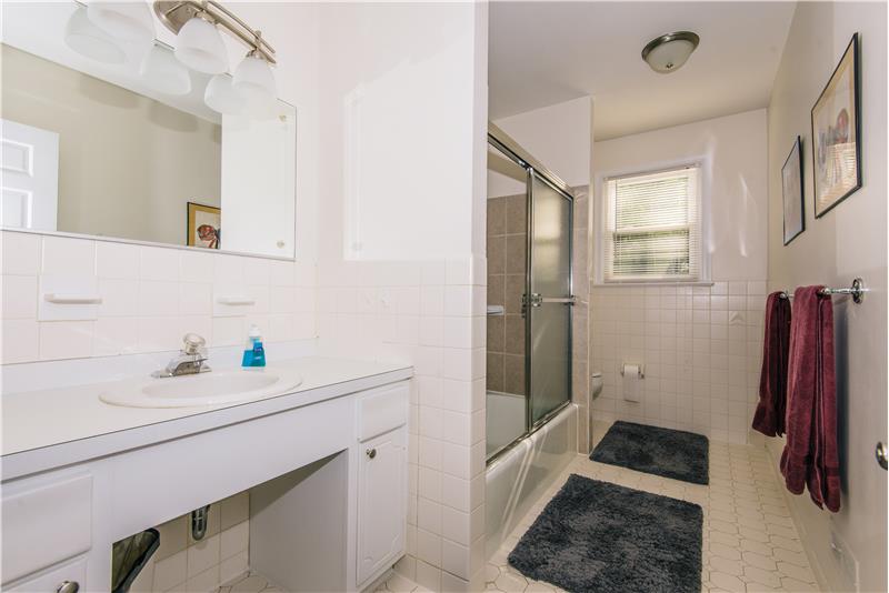 581 Lindsey Drive Bathroom