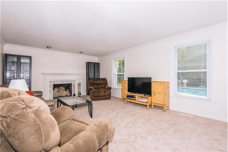 581 Lindsey Drive Living Room