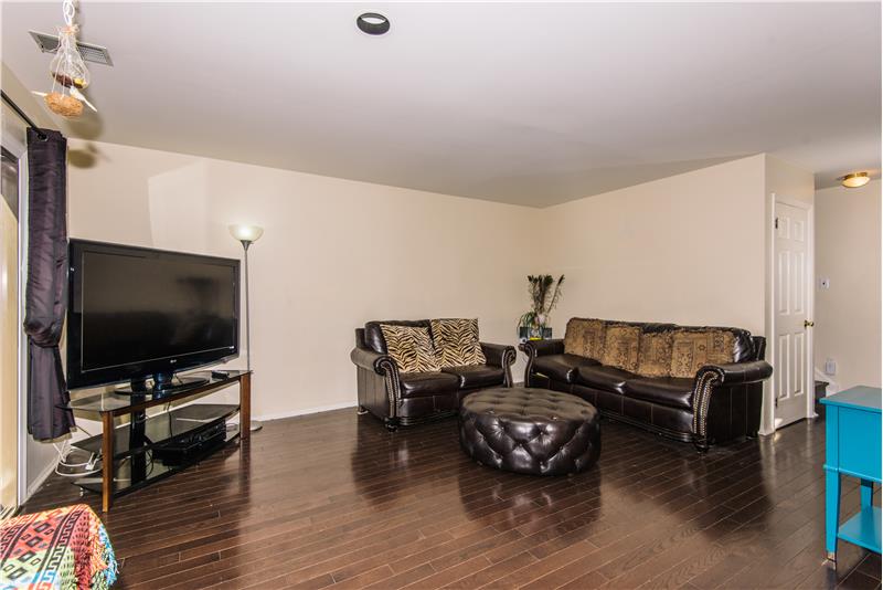207 Chase Road, Chesterbrook Living Room
