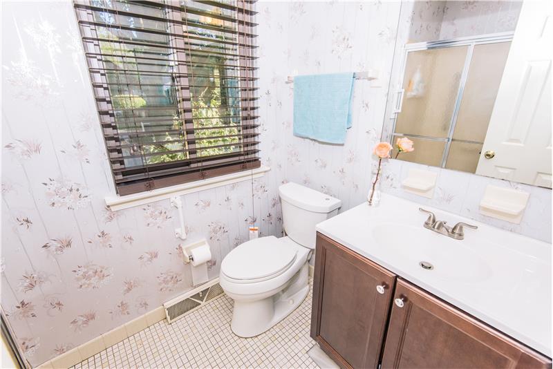 207 Chase Road, Chesterbrook Bathroom