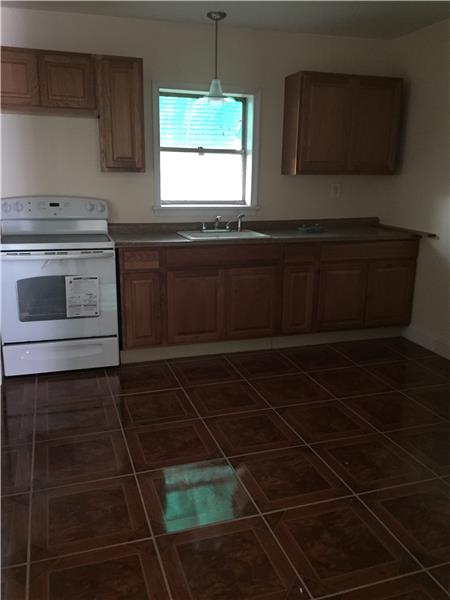 3134 Agate Street Eat In Kitchen