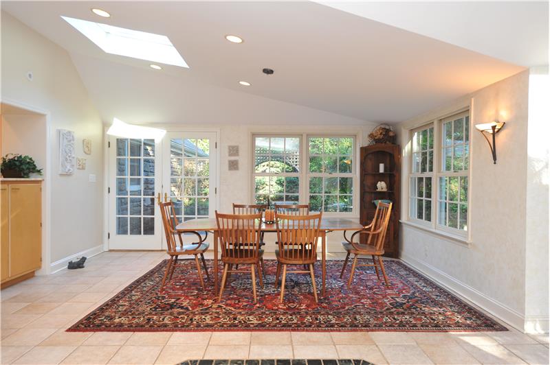 725 Knox Road Breakfast Area