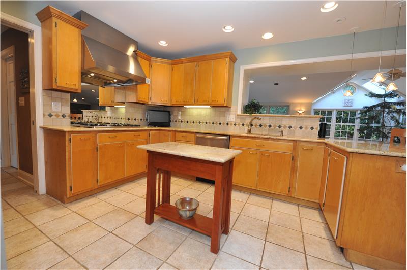 725 Knox Road Eat In Kitchen