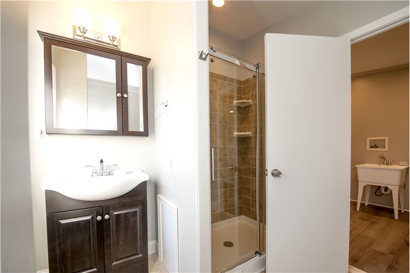 205 E Freedley Street First Floor Full Bathroom
