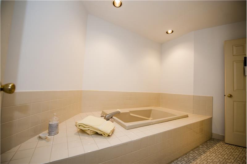127 Dundee Mews Shared Bathroom Soaking Tub