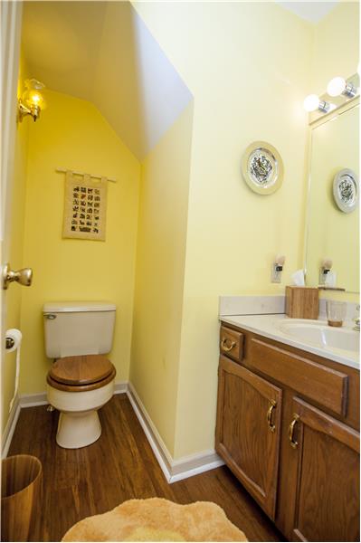 127 Dundee Mews First Floor Powder Room