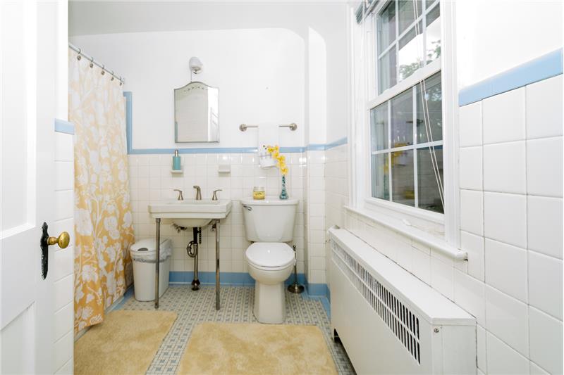 51 Trent Road Shared Hall Bathroom