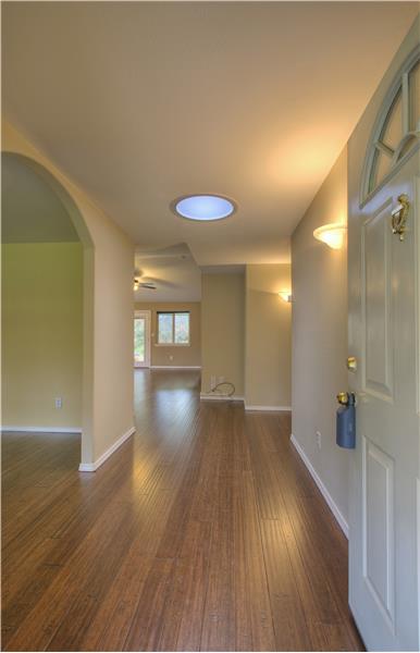 Large, inviting entry way for greeting guest. 