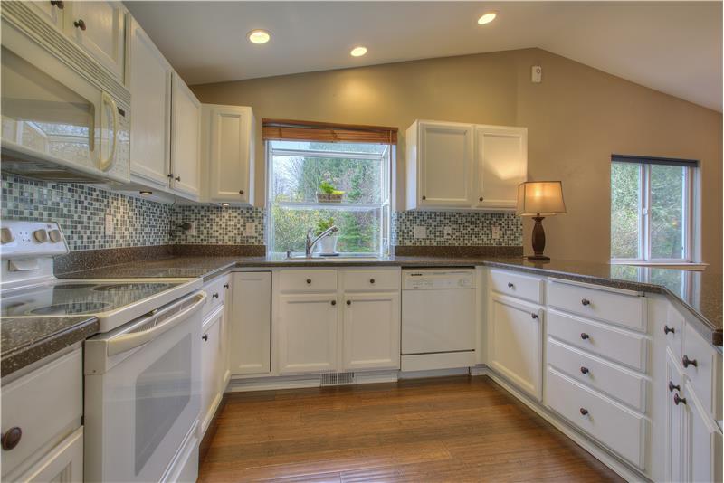 Ready to cook?, this well appointed kitchen offers you the space to prepare a fabulous meal.