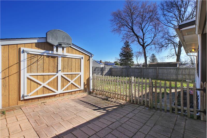 Storage Shed w/ electricty