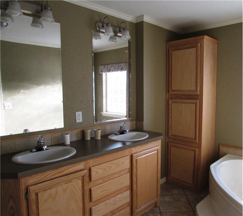 Double Sinks and Garden Tub