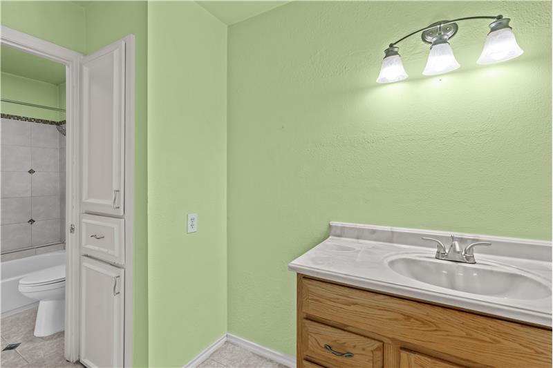 Jack & Jill Bathroom to 2nd Bedroom