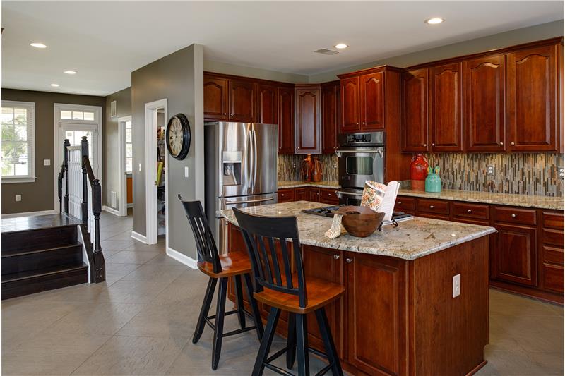 Island w/cooktop and breakfast bar