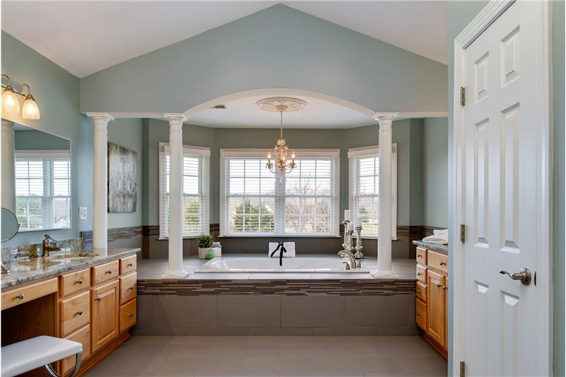 Elegant & luxurious master bath w/jetted tub