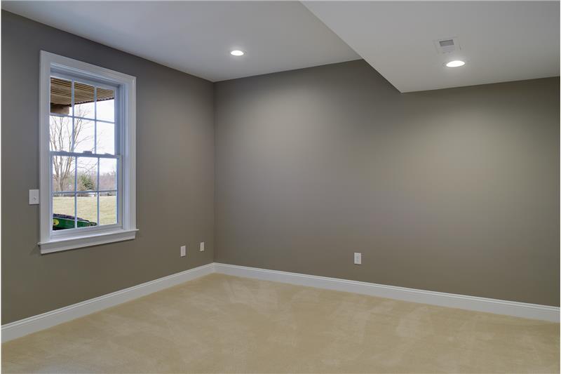 Lower level bedroom (5th)