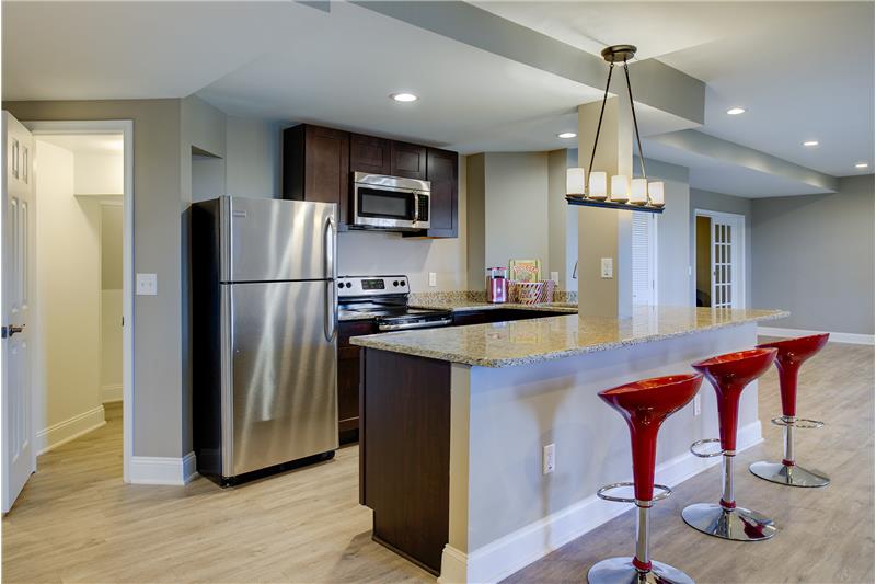 Basement kitchen w/granite, stainless and breakfast bar