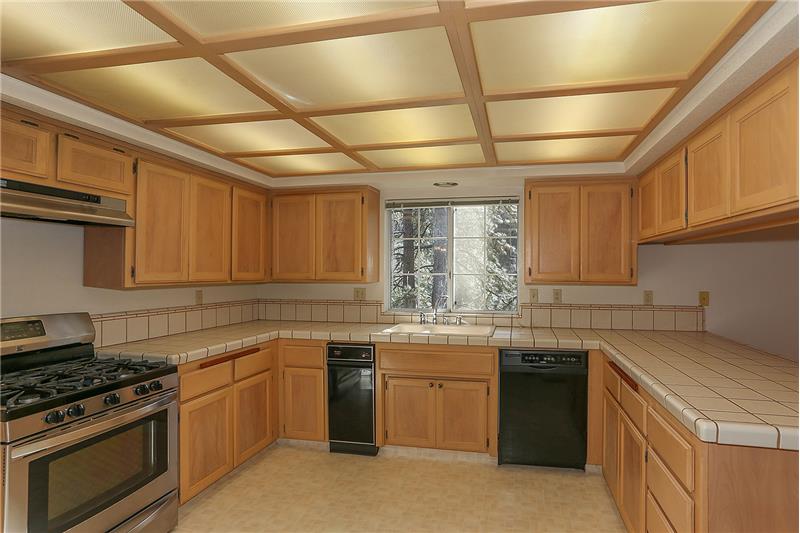 Great Counter Space and Storage in the Kitchen