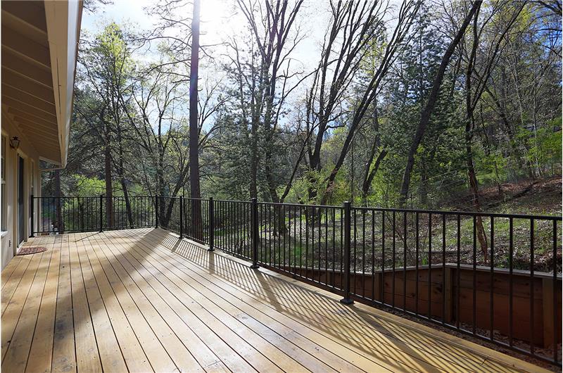 Large Deck with privacy from neighbors