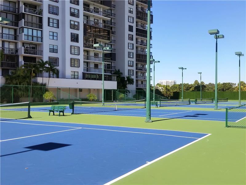 5 lighted tennis courts