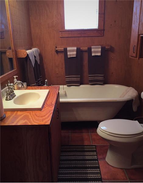 County Cabin Bathroom
