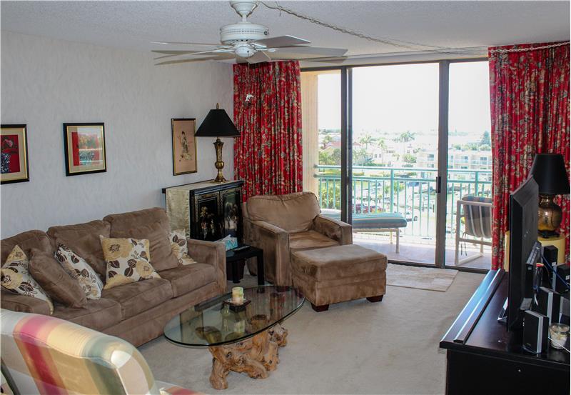 Living Room with balcony and Views of Marina and skyline