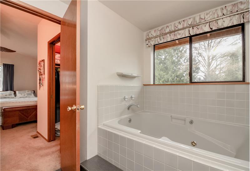 Jetted tub, separate shower, walk in closet