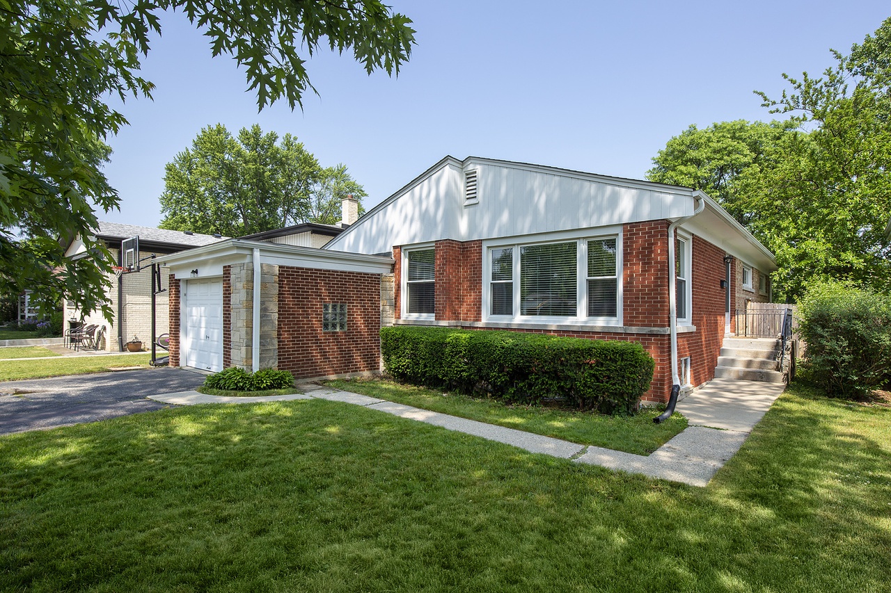 Property pictures of Under Contract 210 Hibbard Road, Wilmette, IL