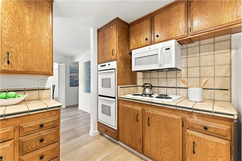OAK CABINETRY IN KITCHEN!!