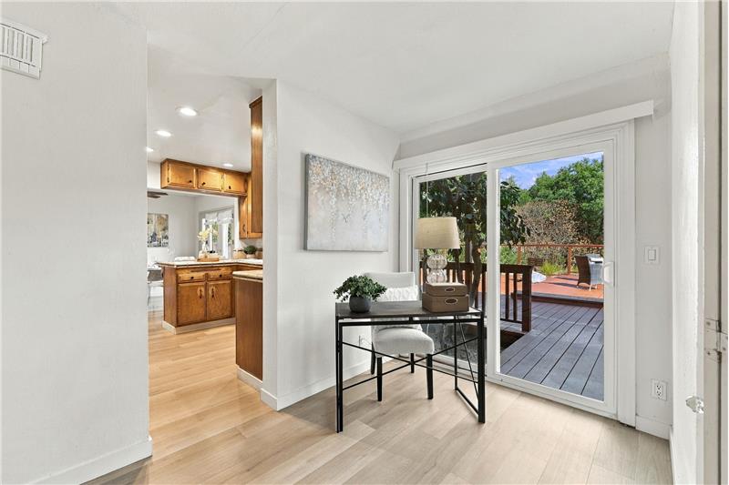 ENERGY-EFFICIENT DUAL PANE WINDOWS THROUGHOUT!!