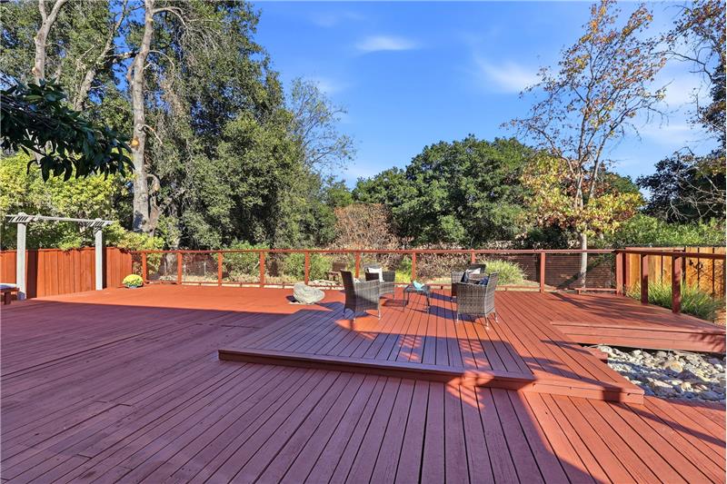 E-Z WALK TO SARATOGA CREEK WALKING TRAIL FROM YOUR BACKYARD!!
