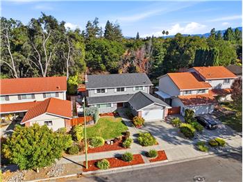 SPACIOUS FRONT DRIVEWAY TO FIT MULTIPLE CARS!!