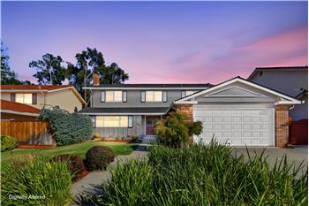 BIG, BRIGHT & BEAUTIFUL HOME LOCATED IN DESIRABLE LYNBROOK AREA!!