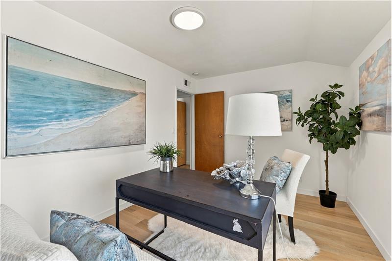 NEWER, ENERGY-EFFICIENT FURNACE SYSTEM, LOCATED IN CEILING!!
