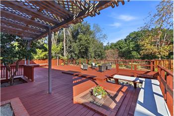 GORGOUES NEWER DECK STAINING!!