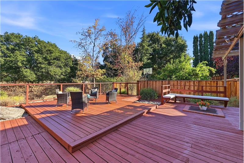 EXPANSIVE DECK SPACE CAN ENTERTAIN 50 GUESTS!!