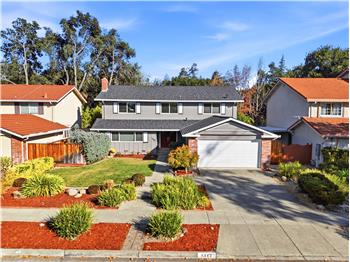 WELL-MAINTAINED, TRADITIONAL TWO-STORY LYNBROOK AREA HOME!!